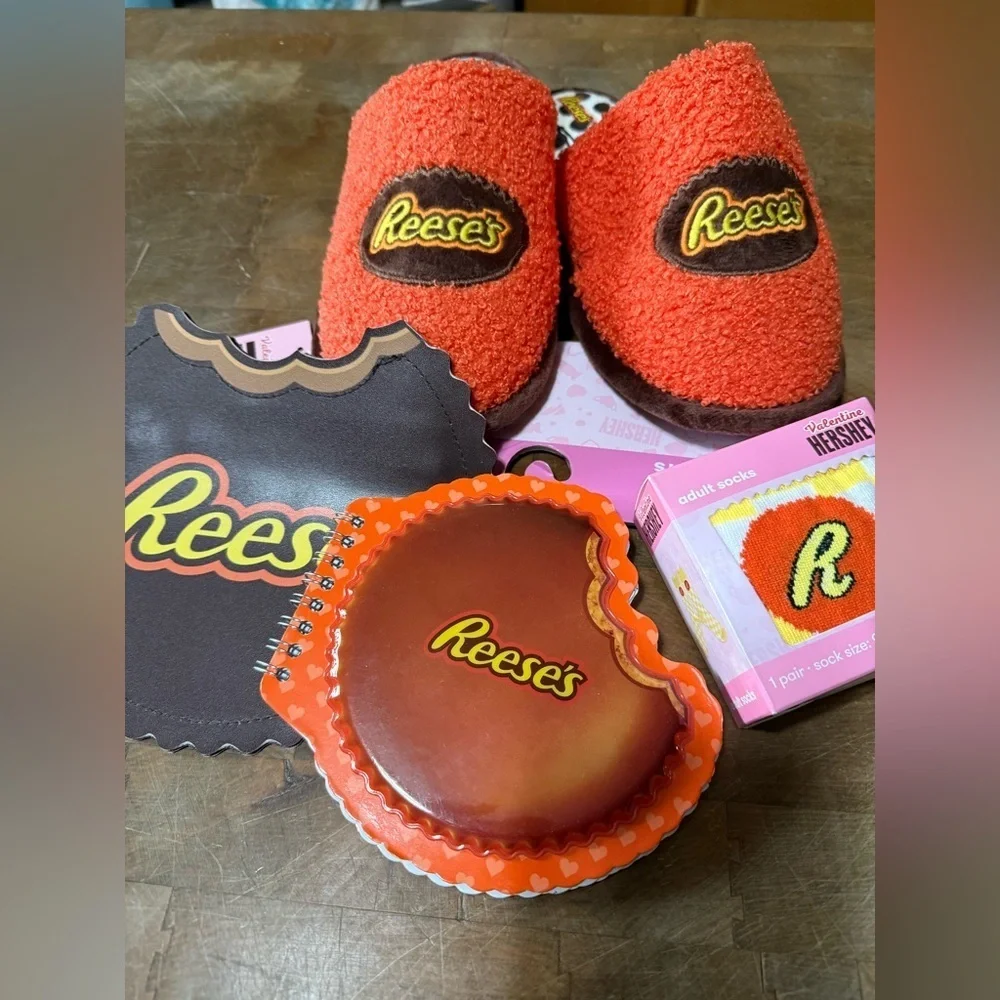 Reese's Candy bar Orange Slippers Sz 2/3 Socks Notepad Zipper Bag NEW